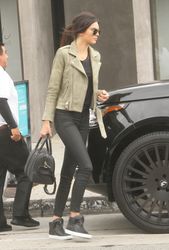 23096532_kendall-jenner-out-in-hollywood