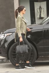 23096533_kendall-jenner-out-in-hollywood